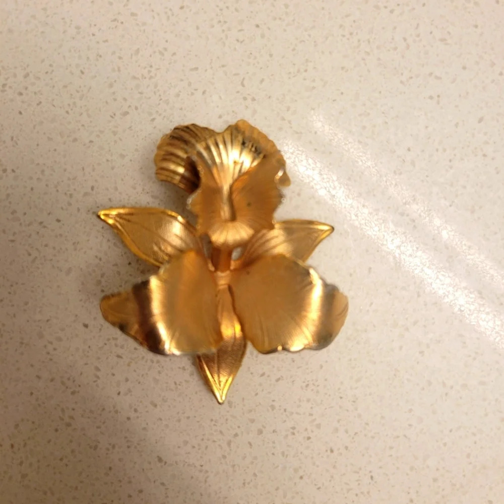 Vintage cerrito original 1982 orchid flower  brooch etched brushed gold tone